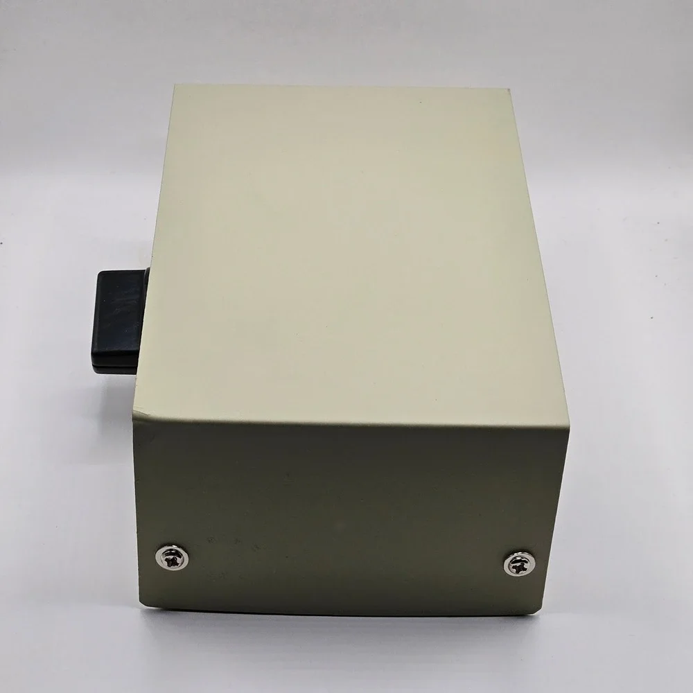 Manhattan Data Switch 150576 Beige VGA HD15 2-Port Manual A/B Box Shielded Metal